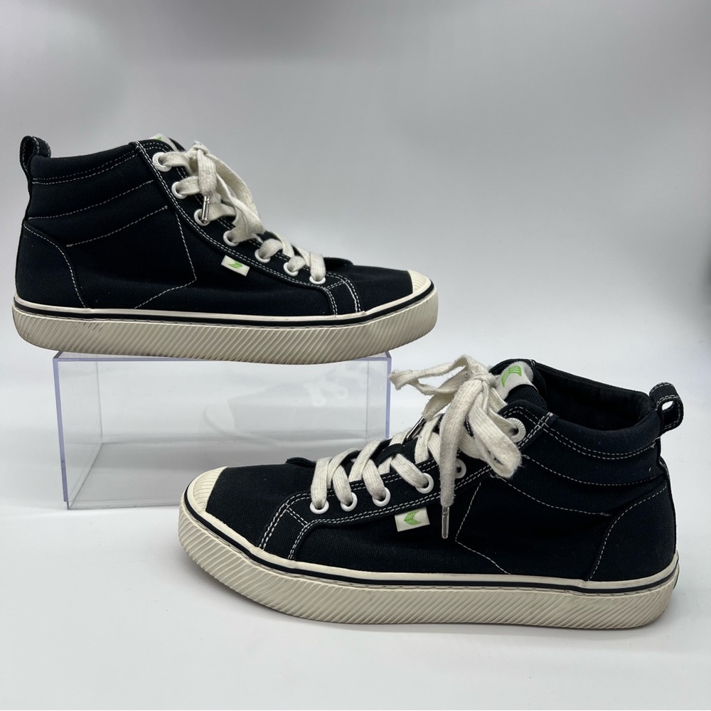 Cariuma Women’s Black Sneakers with White Laces-Size 8
